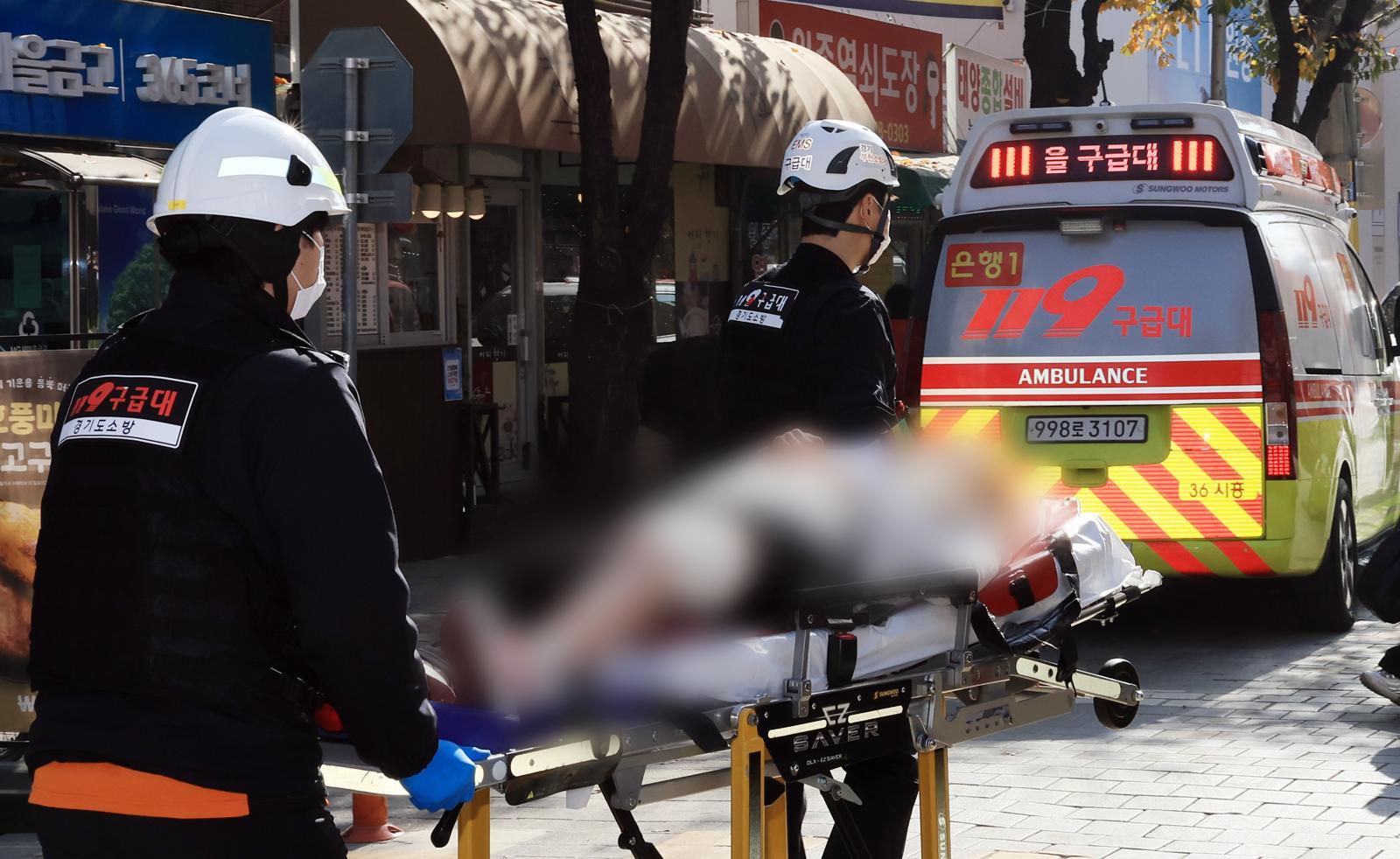 13일 경기 부천 오정구 원종동 제일시장에서 A 씨가 몰던 1톤 트럭이 돌진하는 사고가 발생해 소방 관계자들이 피해입은 시민들을 구조하고 있다. 2025.11.13 뉴스1