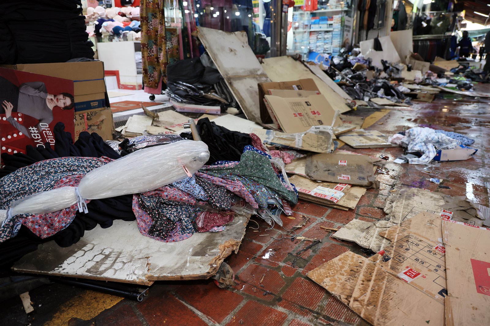 13일 경기 부천 오정구 원종동 제일시장에서 A 씨가 몰던 1톤 트럭이 돌진하는 사고가 발생했다. 사진은 이날 사고 현장의 모습. 2025.11.13 뉴스1