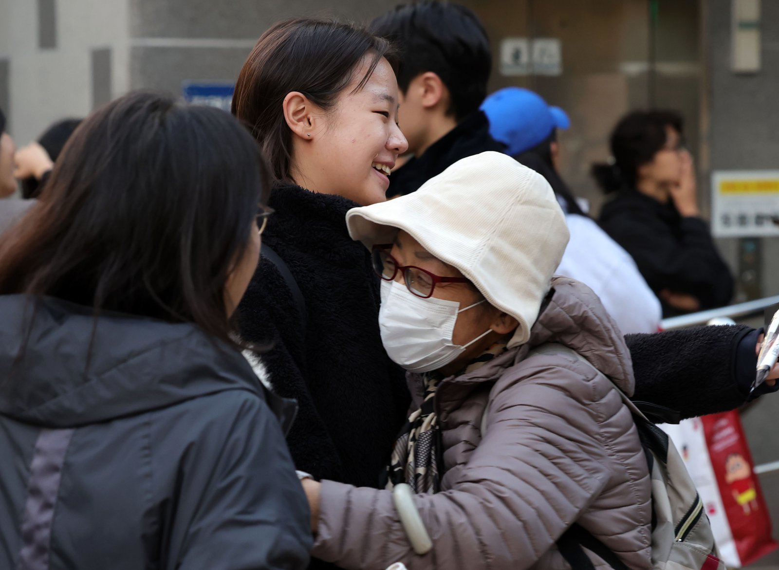 2026학년도 대학수학능력시험을 마친 수험생이 13일 오후 서울 마포구 홍익대학교사범대학부속여자고등학교에서 가족과 인사를 나누고 있다. 2025.11.13 뉴시스