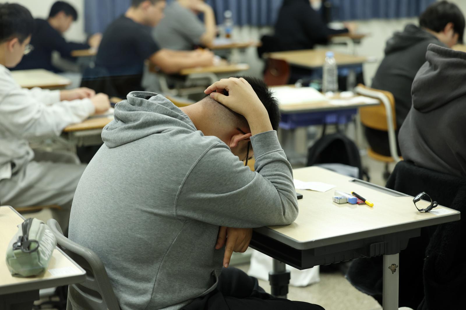 2026학년도 대학수학능력시험일인 13일 오전 광주시 교육청 26지구 제21시험장인 광주 서석고등학교에서 한 수험생이 긴장한 모습을 보이고 있다. 뉴스1