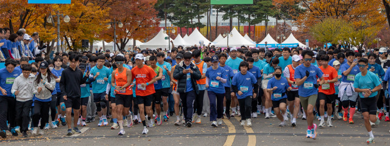 이달 8일 서울 마포구 ‘평화의공원 평화광장’ 일대에서 개최된 ‘제10회 슈퍼블루마라톤’에서 참가자들이 출발하고 있다.