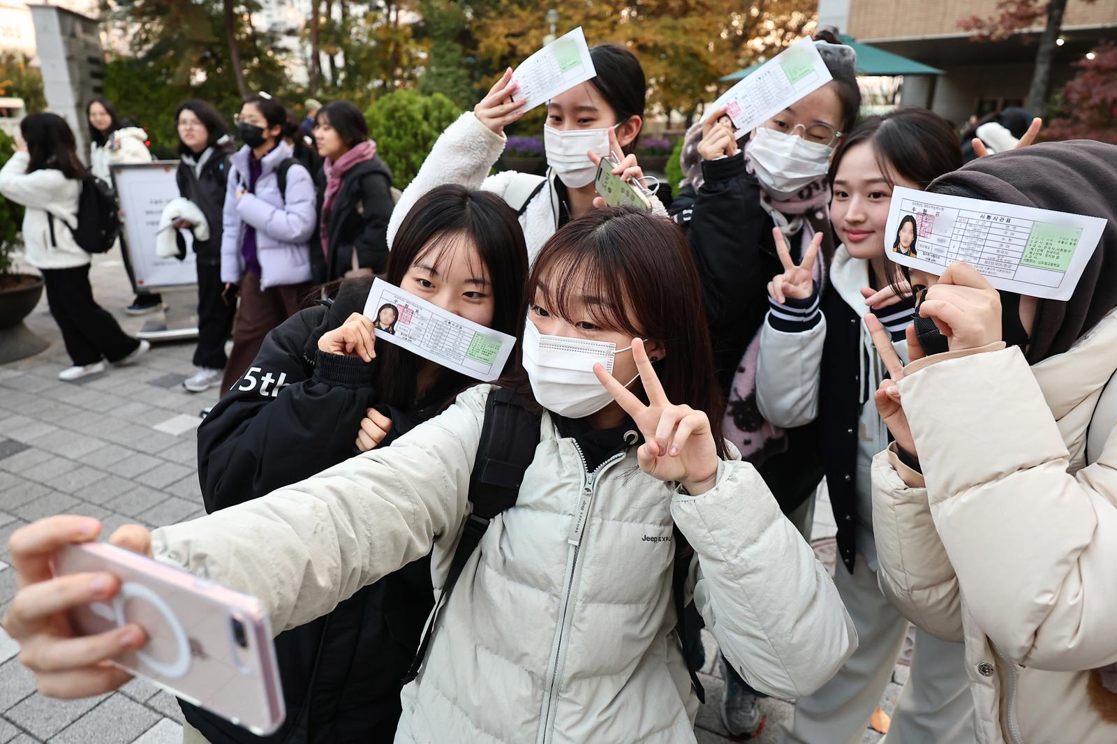 2025학년도 대학수학능력시험일인 13일 오후 서울 영등포구 신도림고등학교에서 시험을 마친 수험생들이 기념촬영을 하고 있다. 2025.11.13 (서울=뉴스1)