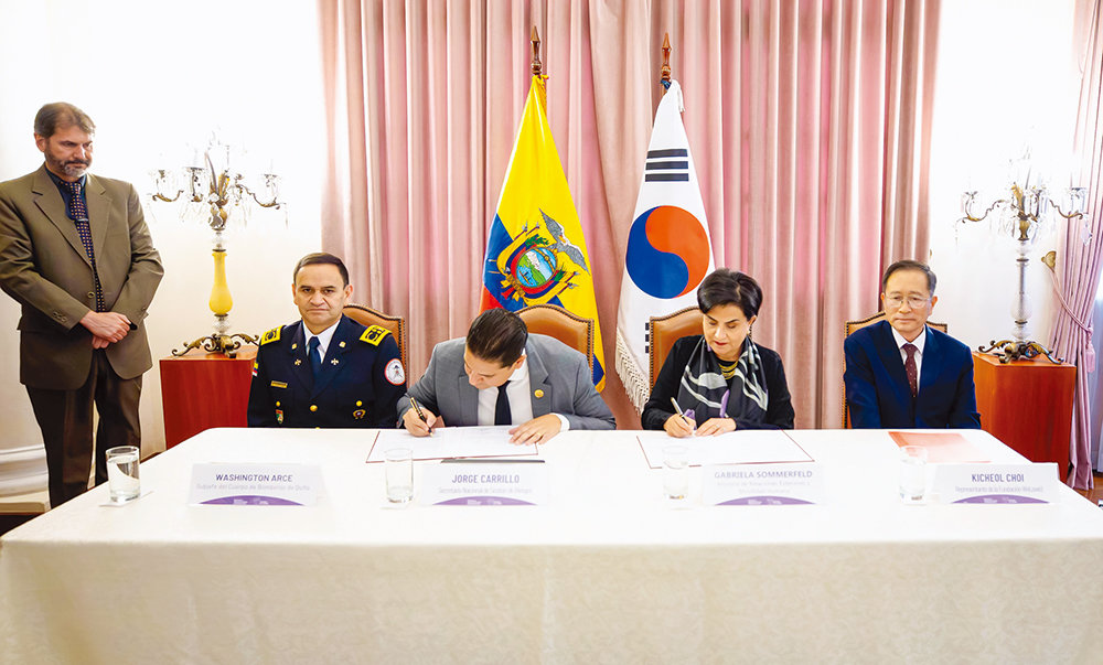 에콰도르에 소방 장비를 지원하는 기증식에서 외교부 장관, 국가재난관리처장이 기증서에 서명하고 있다.  국제위러브유운동본부 제공