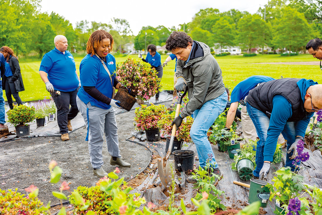 기후위기 시대를 대처하는 위러브유의 ‘맘스가든 프로젝트’가 국내뿐 아니라 세계 곳곳에서 펼쳐지고 있다. 미국 코네티컷주 이스트하트퍼드 수분매개자 정원 조성 활동.  국제위러브유운동본부 제공