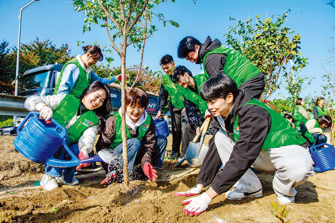 기후위기 시대를 대처하는 위러브유의 ‘맘스가든 프로젝트’가 국내뿐 아니라 세계 곳곳에서 펼쳐지고 있다. 서울 중랑천 수변공원 나무 심기 활동.  국제위러브유운동본부 제공