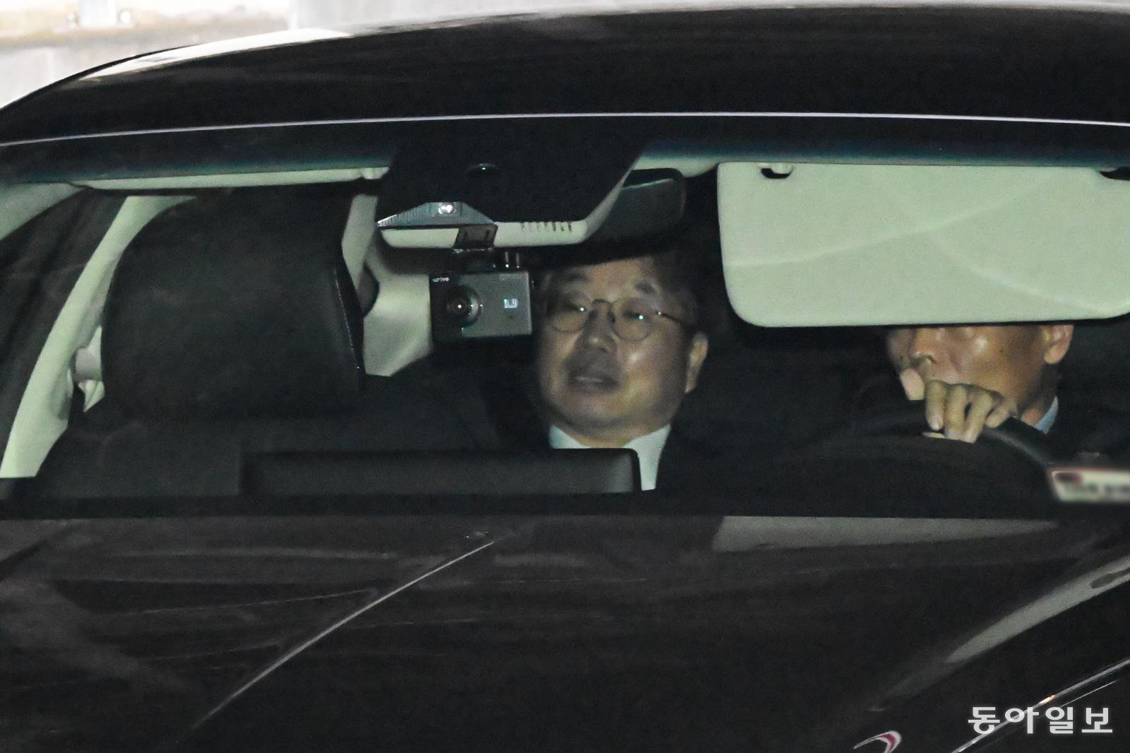 대장동 사건 항소 포기 여파로 사의를 표명한 노만석 검찰총장 직무대행이 12일 오후 서울 서초구 대검찰청 지하 주차장에서 빠져나가고 있다. 이한결 기자 always@donga.com