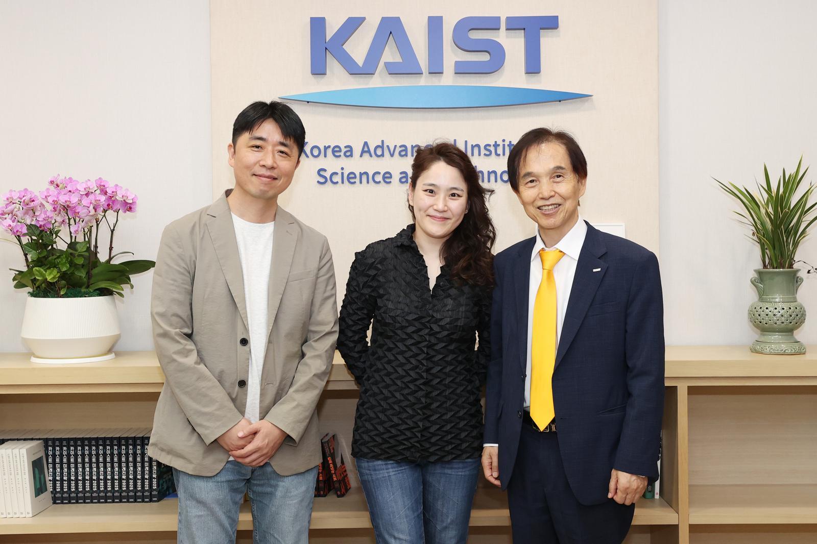 첼리스트 출신 지휘자 장한나 씨가 KAIST 초빙특임교수로 임명됐다. 왼쪽부터 남주한 KAIST 교수, 장 교수, 이광형 KAIST 총장. KAIST 제공