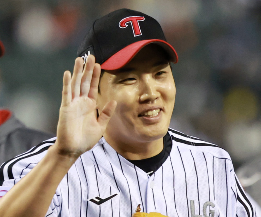 실투가 나오면 포수를 향해 멋쩍은 미소를 짓는다. 뉴스1