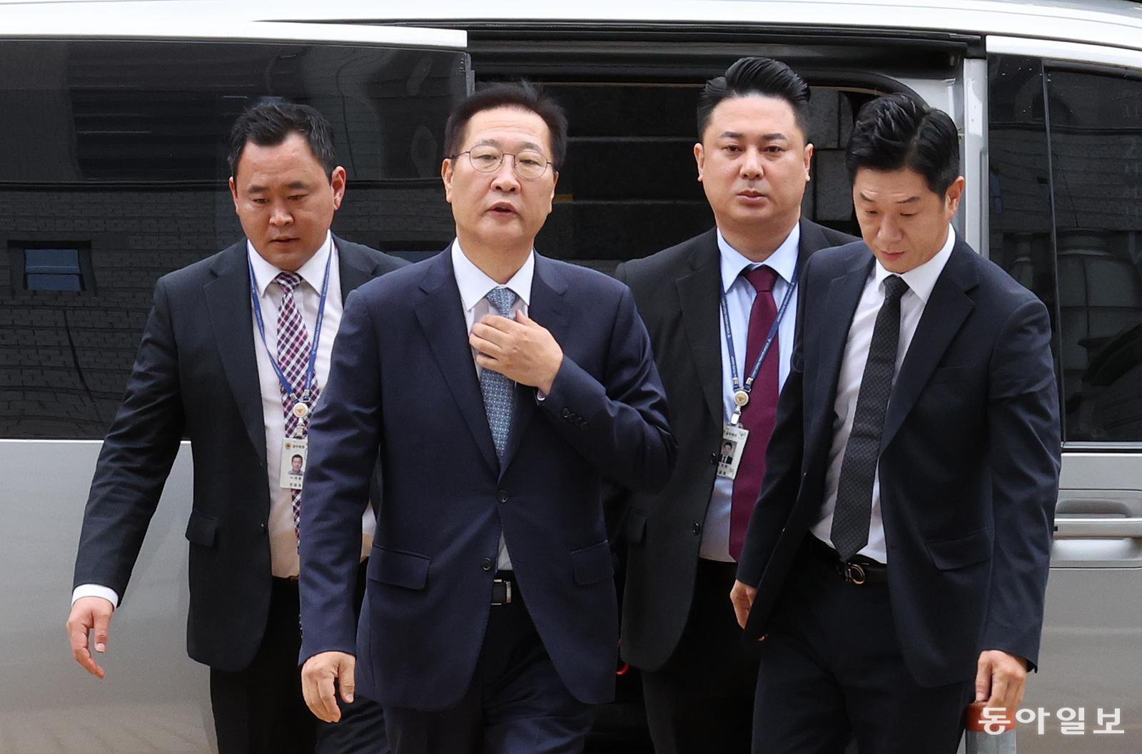 12·3 비상계엄 선포를 가담·방조한 혐의를 받는 박성재 전 법무부 장관(왼쪽 두번째)이 지난달 14일 서울 서초구 서울중앙지방법원에서 열린 구속 전 피의자 심문(영장실질심사)에 출석하고 있다. 홍진환 기자 jean@donga.com