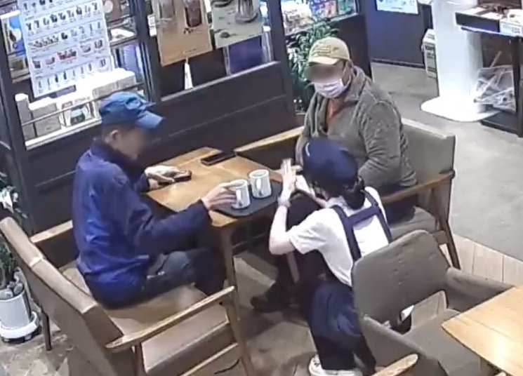 경기 안산시의 한 카페 점주 이모 씨가 청각장애인 고객 2명에게 음료를 가져다주며 “맛있게 드세요”라고 수어로 소통하는 모습. 인스타그램 캡처