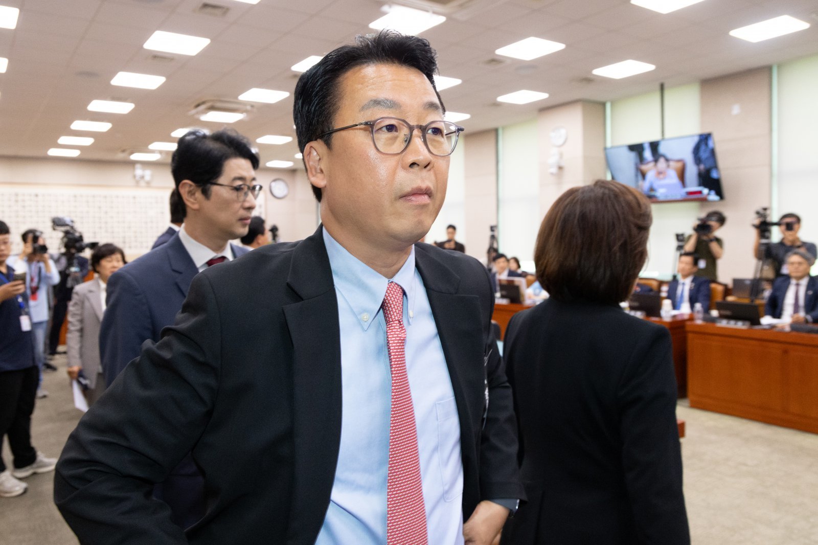 30일 서울 여의도 국회에서 열린 제429회국회(정기회) 법제사법위원회 제7차 전체회의에서 곽규택 국민의힘 의원이 대법원 현장 국정감사 안건에 대해 항의하며 퇴장하고 있다. 2025.9.30/뉴스1