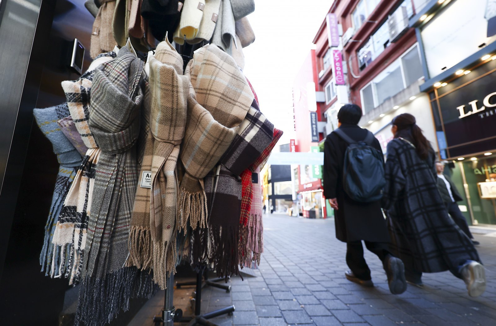 초겨울 날씨가 계속되는 10일 오후 서울 명동거리의 한 옷가게 앞에 목도리가 진열돼 있다. 2025.11.10. [서울=뉴시스]