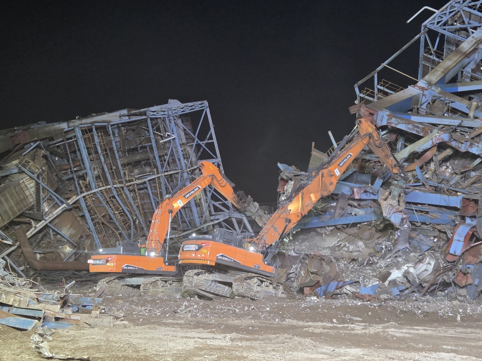 13일 울산화력발전소 보일러 타워 붕괴사고 현장에서 중장비가 동원돼 수색 작업이 진행되고 있다. 울산소방본부 제공.