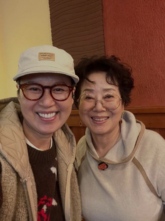 유방암 투병 중인 박미선이 ‘순풍산부인과’ 모녀 인연인 선우용여와 재회했다. 파주에서 식사를 함께하며 따뜻한 근황을 전했고, 팬들의 응원이 이어지고 있다. 박미선 인스타그램