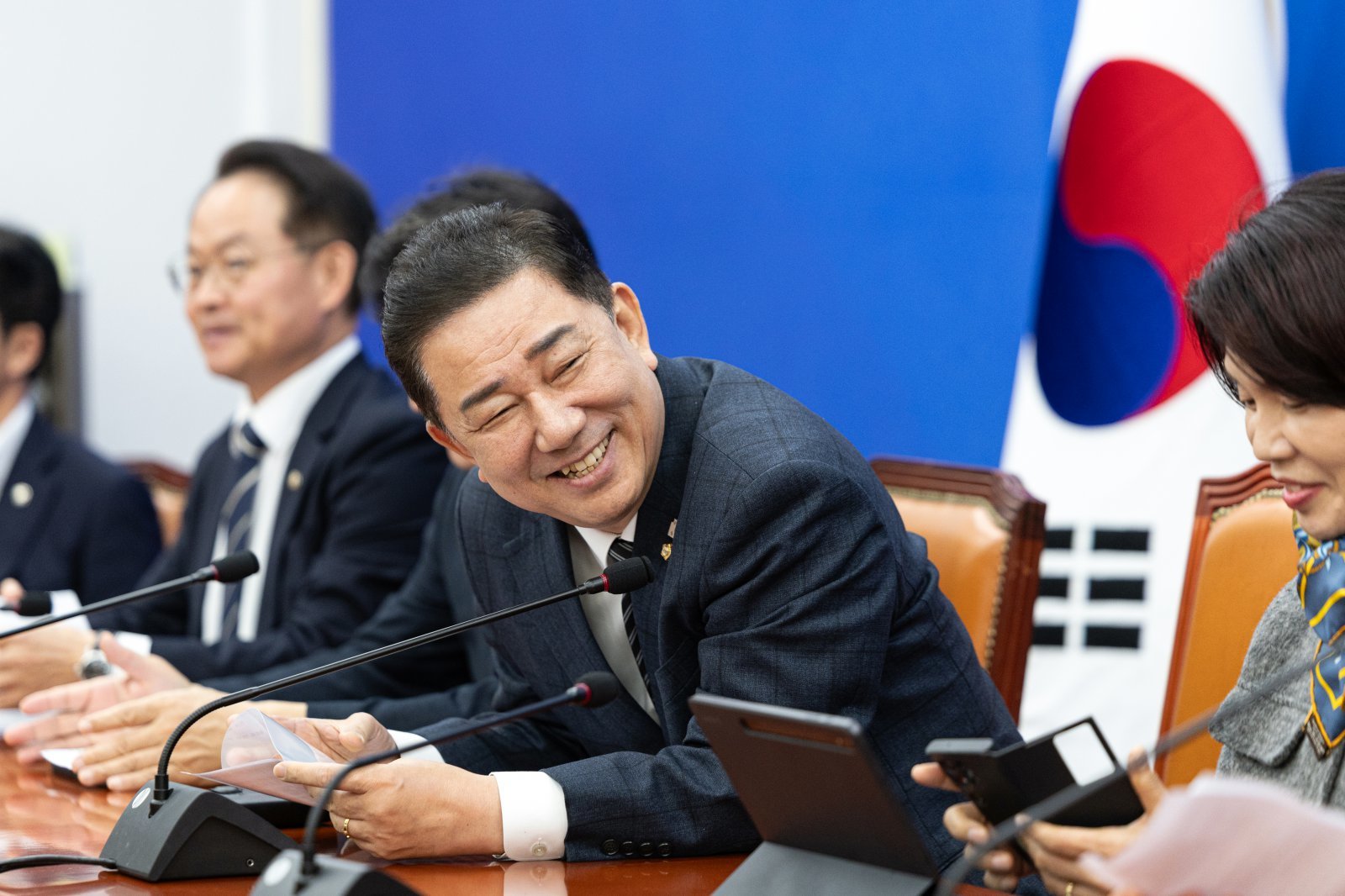 김병기 더불어민주당 원내대표가 지난 13일 서울 여의도 국회에서 열린 정책조정회의에 참석해 미소 짓고 있다. 2025.11.13/뉴스1