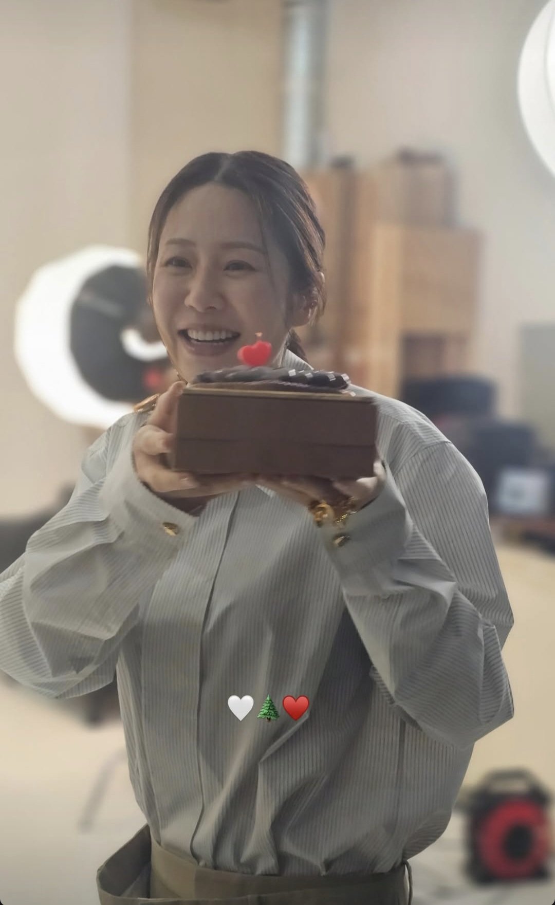 배우 고현정이 케이크를 들고 환하게 웃는 근황을 공개했다. 54세라는 나이가 믿기지 않는 동안 미모로 화제를 모았고, 수능을 마친 수험생들에게 응원 메시지도 전했다. ⓒ뉴시스