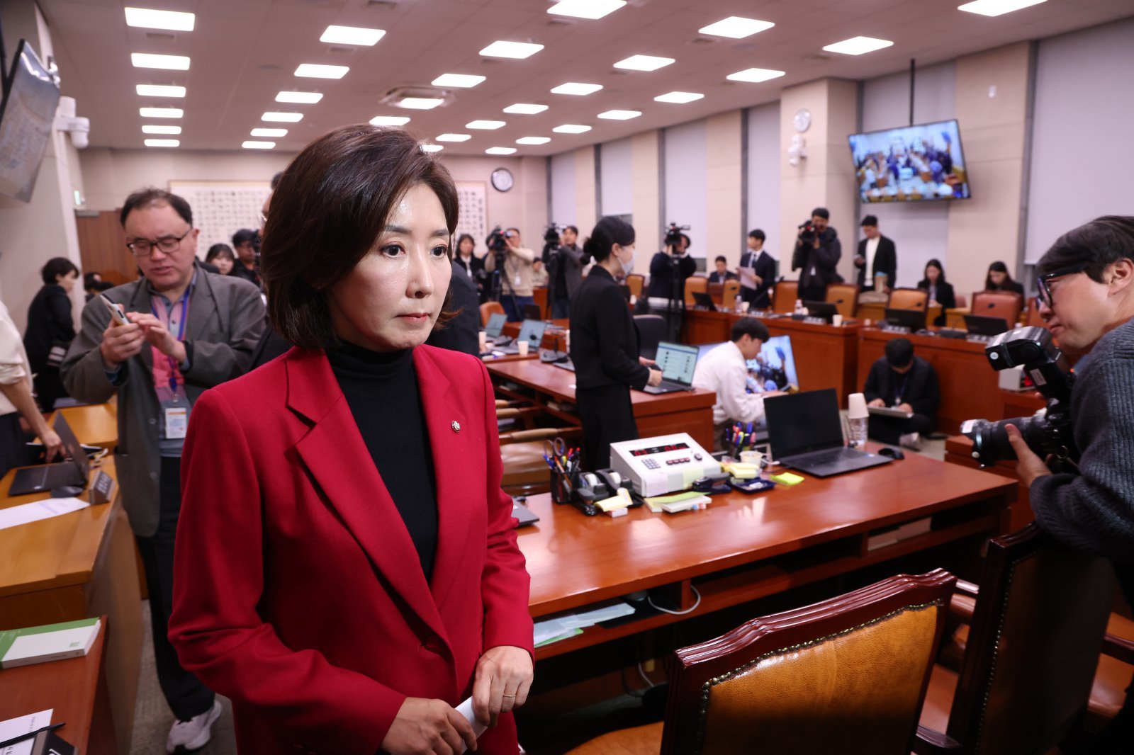 나경원 의원 등 국회 법제사법위원회 소속 국민의힘 의원들이 11일 오후 서울 여의도 국회 법제사법위원회 전체회의가 정회된 뒤 이동하고 있다. 2025.11.11. [서울=뉴시스]