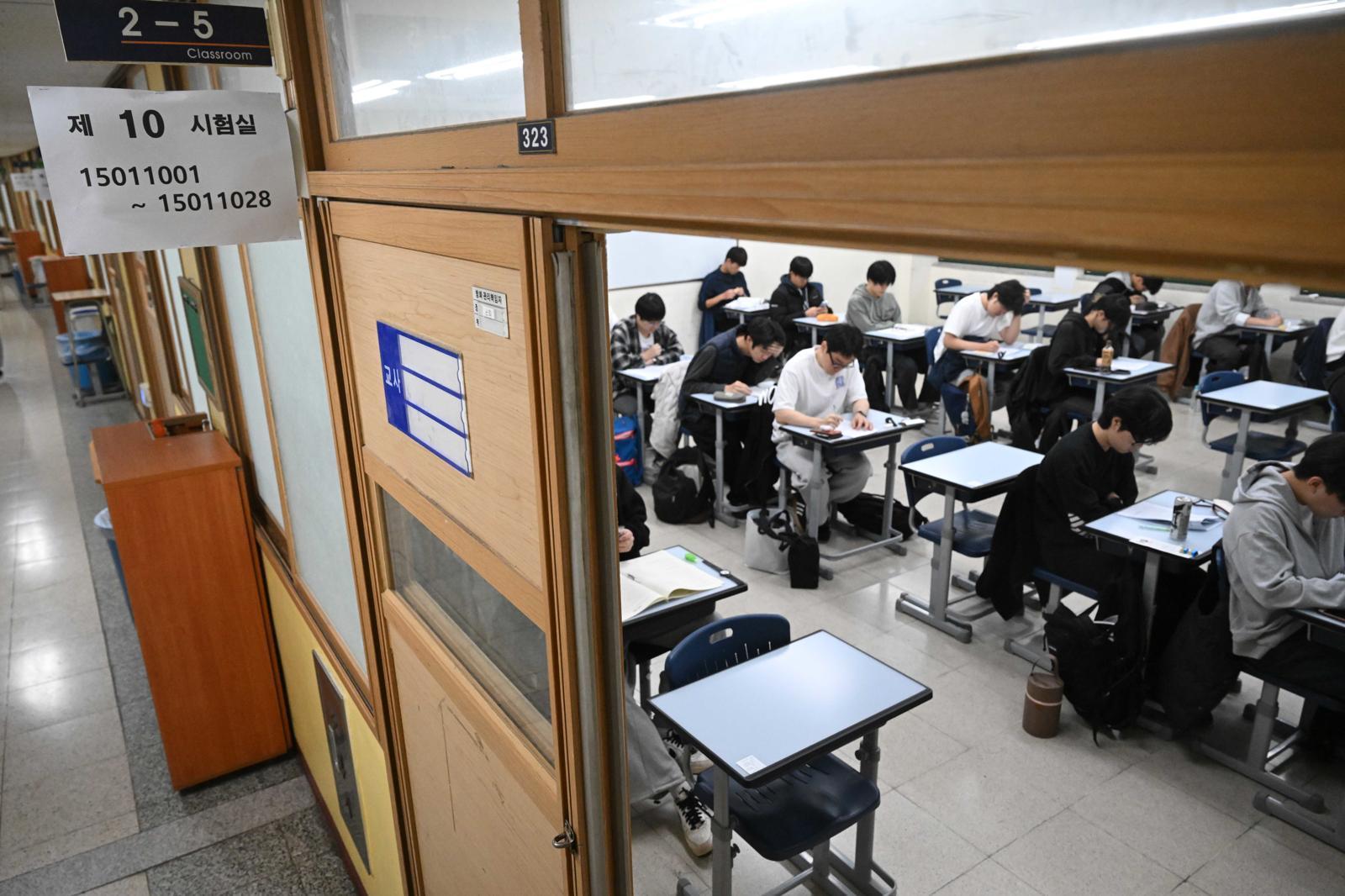 2026학년도 대학수학능력시험일인 13일 오전 서울 종로구 경복고등학교에 마련된 고사장에서 수험생들이 시험 시작을 준비하고 있다. 사진공동취재단