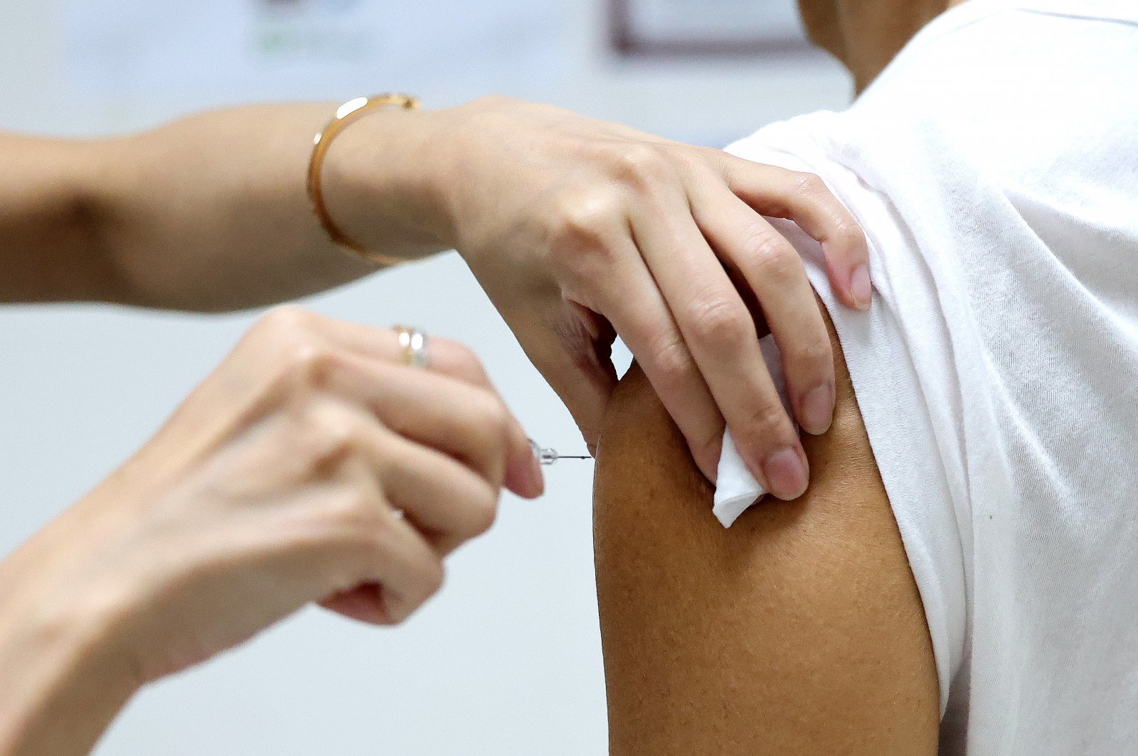 75세 이상 고령층에 대한 인플루엔자(독감) 무료 접종이 시작된 15일 대구의 한 병원에서 어르신이 독감 무료 예방 접종을 받고 있다. 2025.10.15 대구=뉴시스