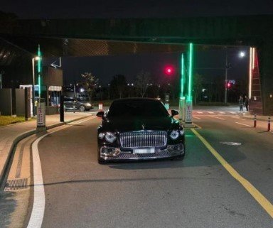 김포 고촌읍의 한 아파트 입구를 벤틀리 차량이 막고있는 모습. (온라인커뮤니티)