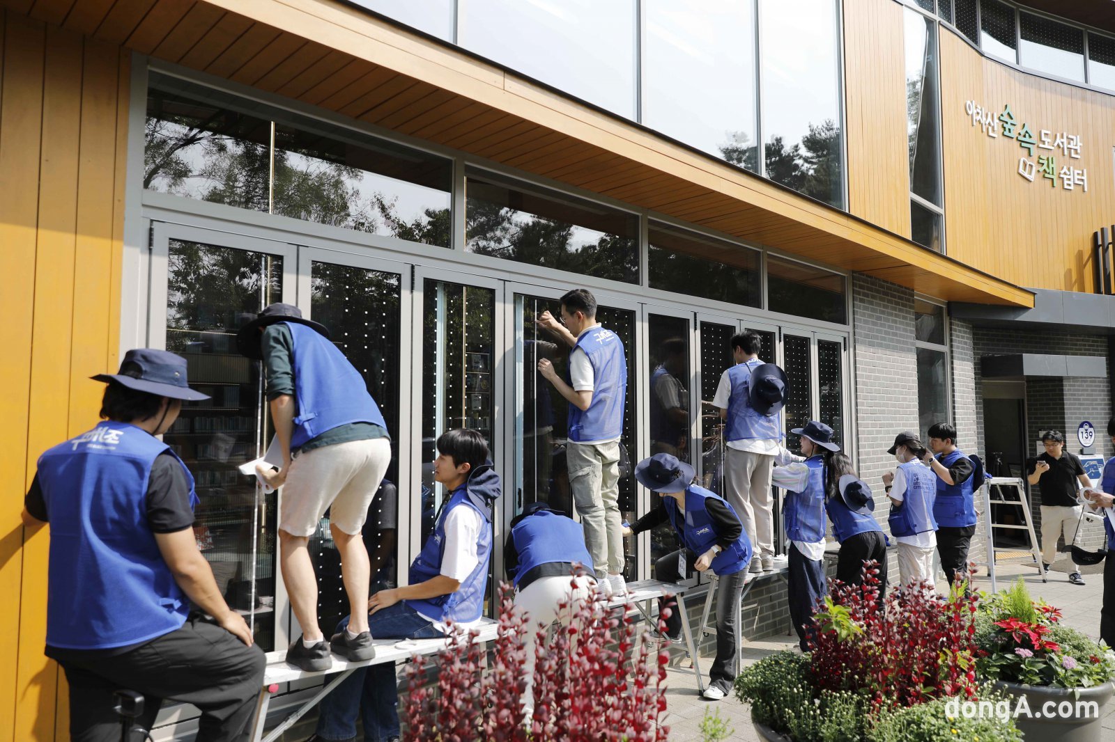 지난해 ‘구해조(鳥) kcc글라스’ 캠페인 참여자들이 아차산숲속도서관에서 조류충돌방지스티커 부착 활동을 진행하고 있다.