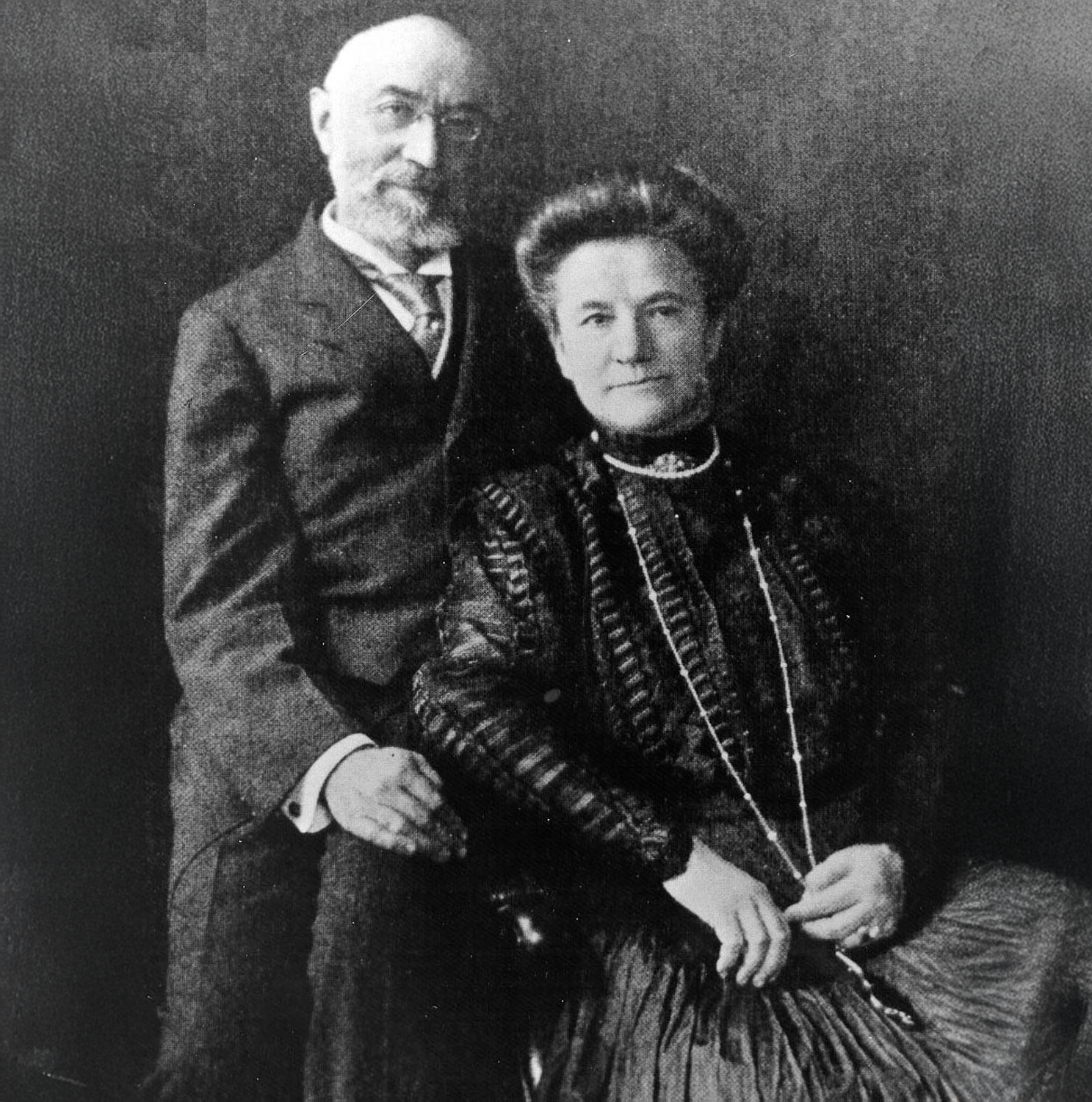 스트라우스 부부(이시도어 스트라우스·아이다 스트라우스)의 모습. 그들은 타이타닉 침몰 직전 노약자와 청년들을 먼저 구하고 자신의 하녀인 앨런에게 모피코트를 주어 친딸로 위장해 구명정에 태웠다. (출처=스트라우스 재단)