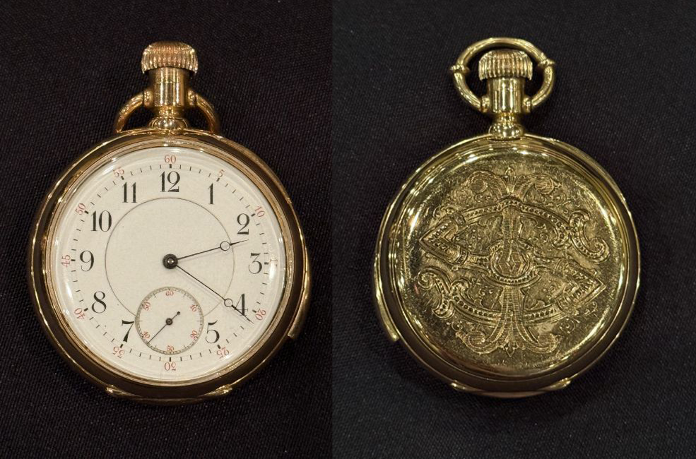 출품된 시계의 모습. 18캐럿 금 소재의 회중시계로 뒷면에는 남편의 이니셜인 IS, 앞면에는 제작일인 1888년 2월 6일이 새겨져 있다. 시간은 타이타닉이 침몰한 오전 2시 20분을 가리키고 있다. (출처=헨리올드리지앤드선)