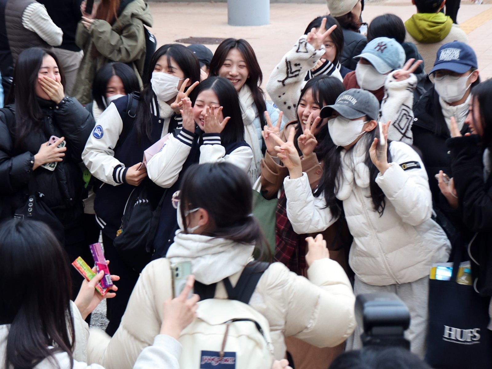 2026학년도 대학수학능력시험일인 13일 오후 서울특별시교육청 13지구 제14시험장인 서울 영등포구 여의도여자고등학교에서 수험생들이 시험장을 나서며 기뻐하고 있다. 2025.11.13 뉴스1