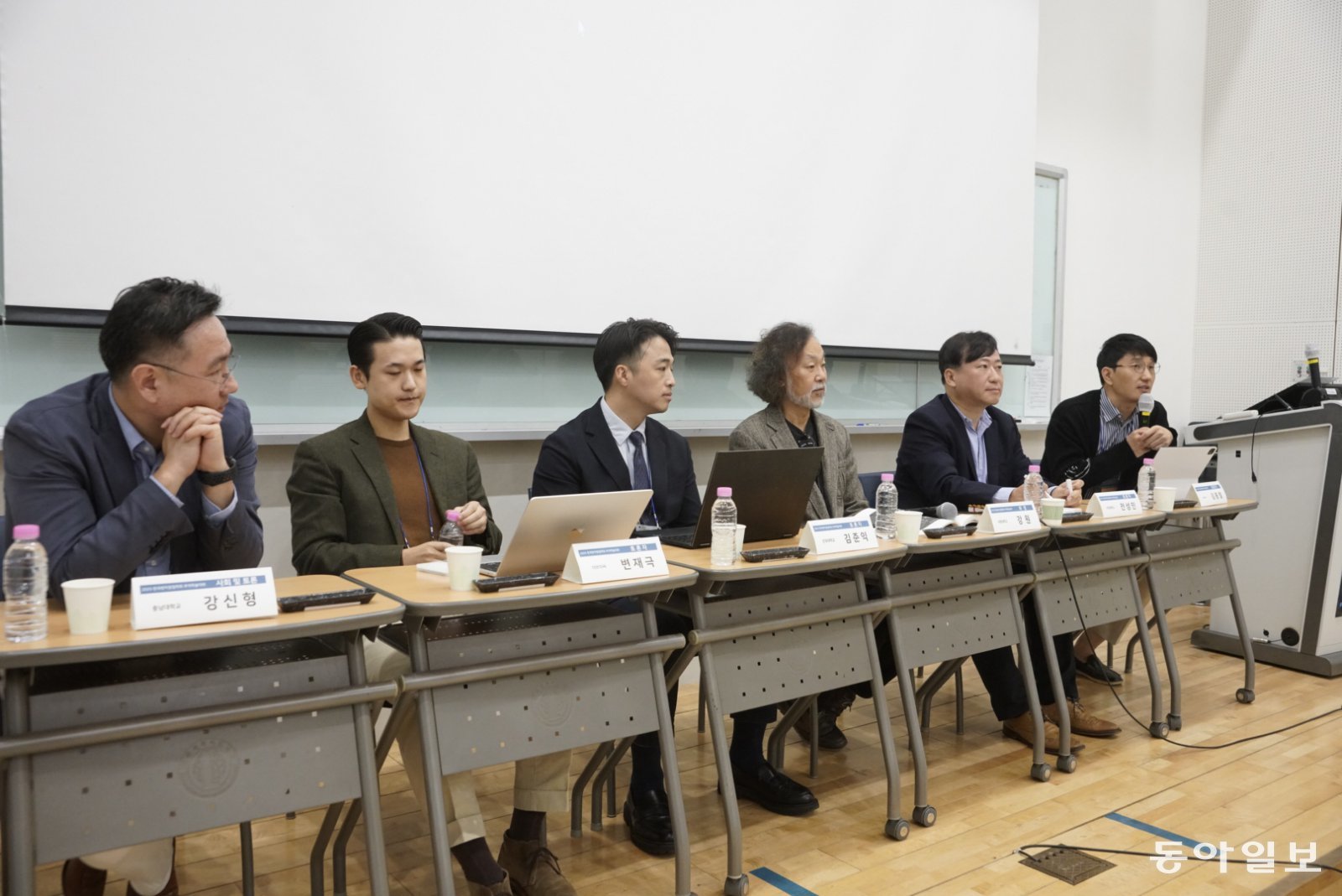 지난 8일 서울 동대문구 한국외국어대학교 사이버 관에서 열린 한국벤처창업학회 2025 추계학술대회에서 패널들이 토론을 하고 있다. 한국벤처창업학회 제공.