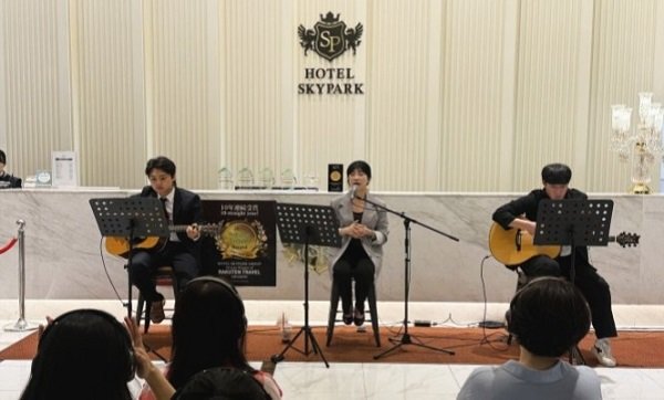 호텔스카이파크 킹스타운 동대문점 14층 로비에서 공연 중인 ‘문힐 프로젝트’.