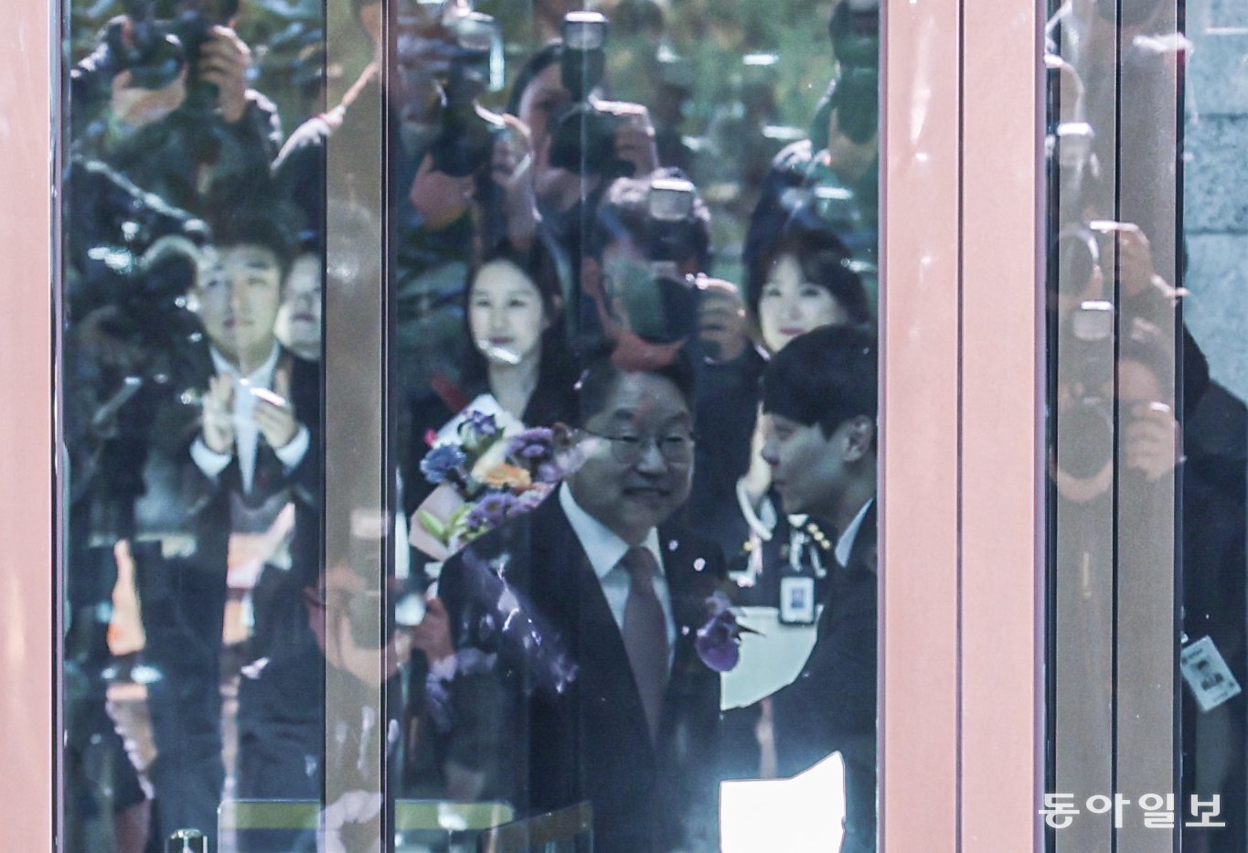 노만석 검찰총장 직무대행이 14일 오전 서울 서초구 대검찰청에서 열린 비공개 퇴임식을 마친 뒤 청사를 나서고 있다.  이한결 기자 always@donga.com