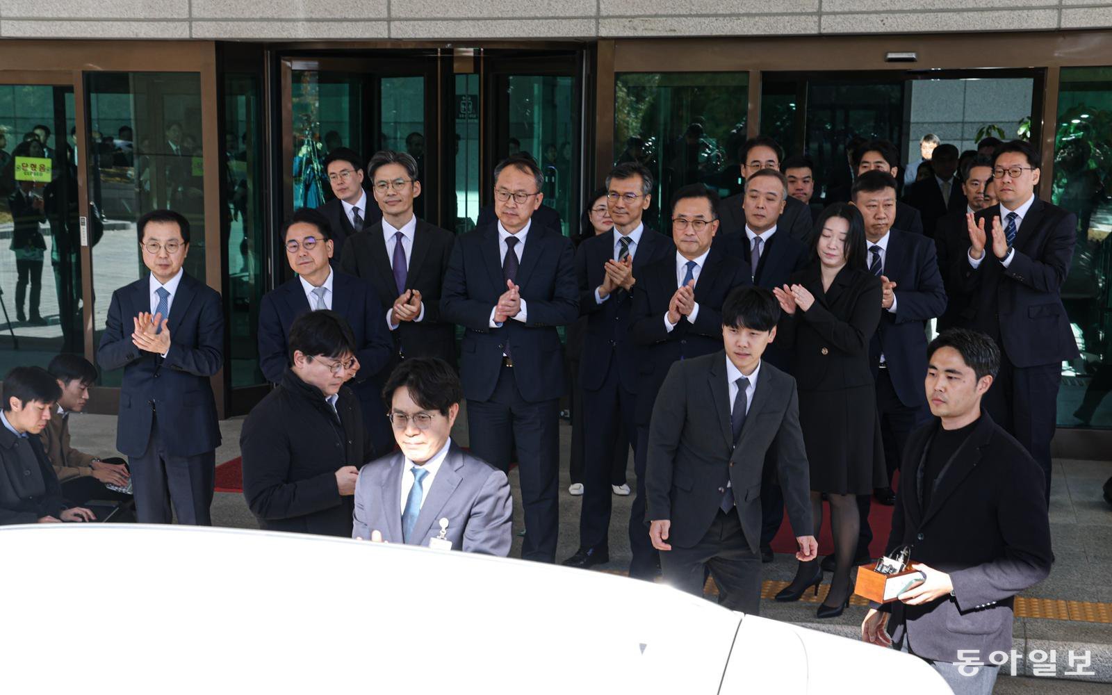 14일 오전 서울 서초구 대검찰청에서 열린 노만석 검찰총장 직무대행의 비공개 퇴임식을 마친 뒤 직원들이 노 대행을 배웅하고 있다. 이한결 기자 always@donga.com