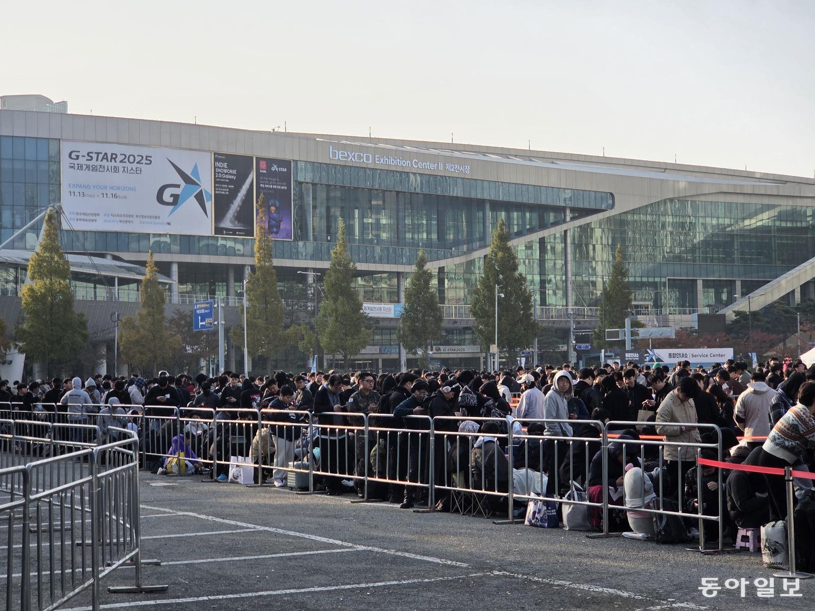 14일 오전 8시반경 부산 벡스코 앞에 지스타 2025 입장을 대기하고 있는 줄이 길게 늘어서 있다. 부산=박종민 기자 blick@donga.com