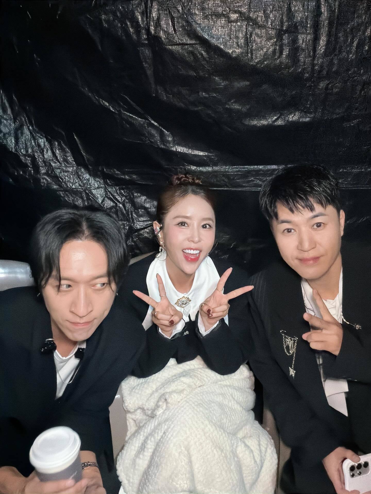 코요태 김종민·빽가가 신지의 예비신랑 문원에게 ‘비밀번호 주지 마라’ 등 뼈 있는 농담을 건네며 경고해 화제를 모았다. 문원의 돌싱 사실과 온라인 반응도 재조명됐다. 사진은 신지 인스타그램