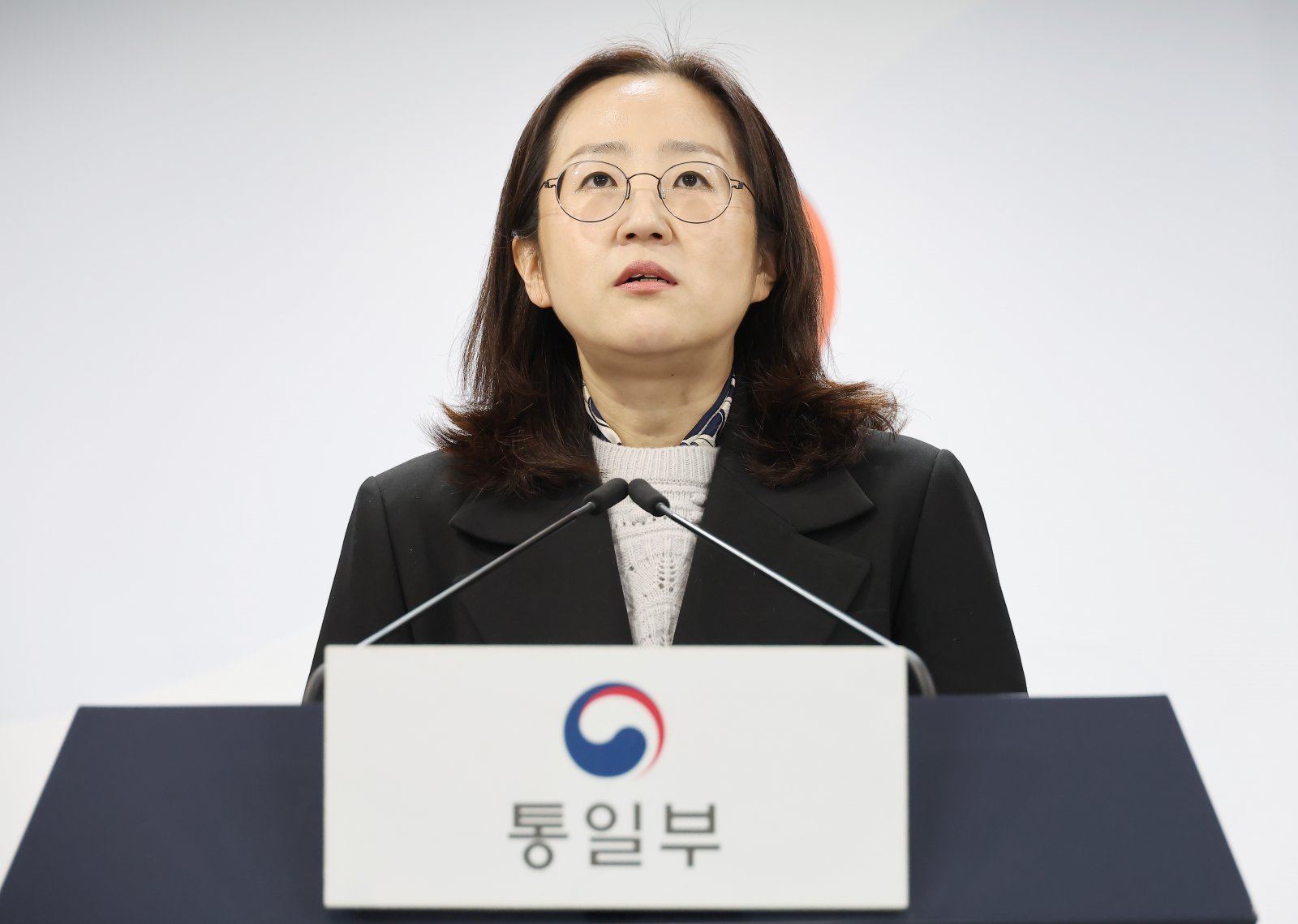 장윤정 통일부 부대변인이 14일 서울 종로구 정부서울청사에서 정례브리핑을 하고 있다. 공동취재.