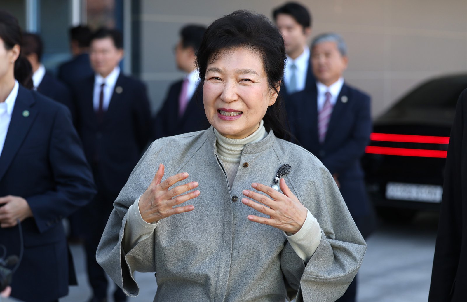 [구미=뉴시스] 이무열 기자 = 박근혜 전 대통령이 14일 경북 구미복합스포츠센터에서 열린 박정희 대통령 탄신 108돌 문화행사를 마친 뒤 취재진 질문에 답변하고 있다. 2025.11.14 뉴시스