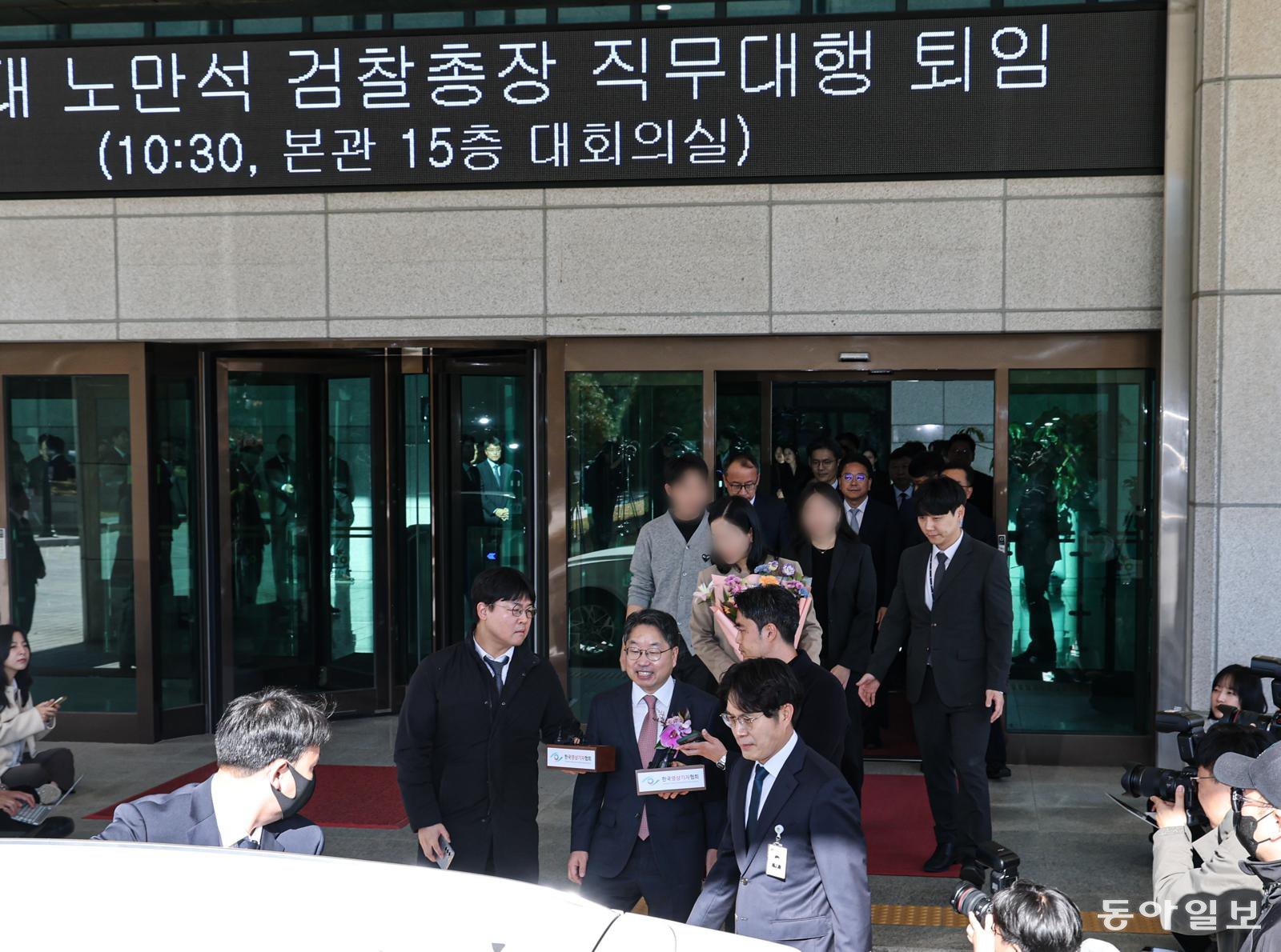 노만석 검찰총장 직무대행이 14일 오전 서울 서초구 대검찰청에서 열린 비공개 퇴임식을 마친 뒤 청사를 나서고 있다. 이한결 기자 always@donga.com