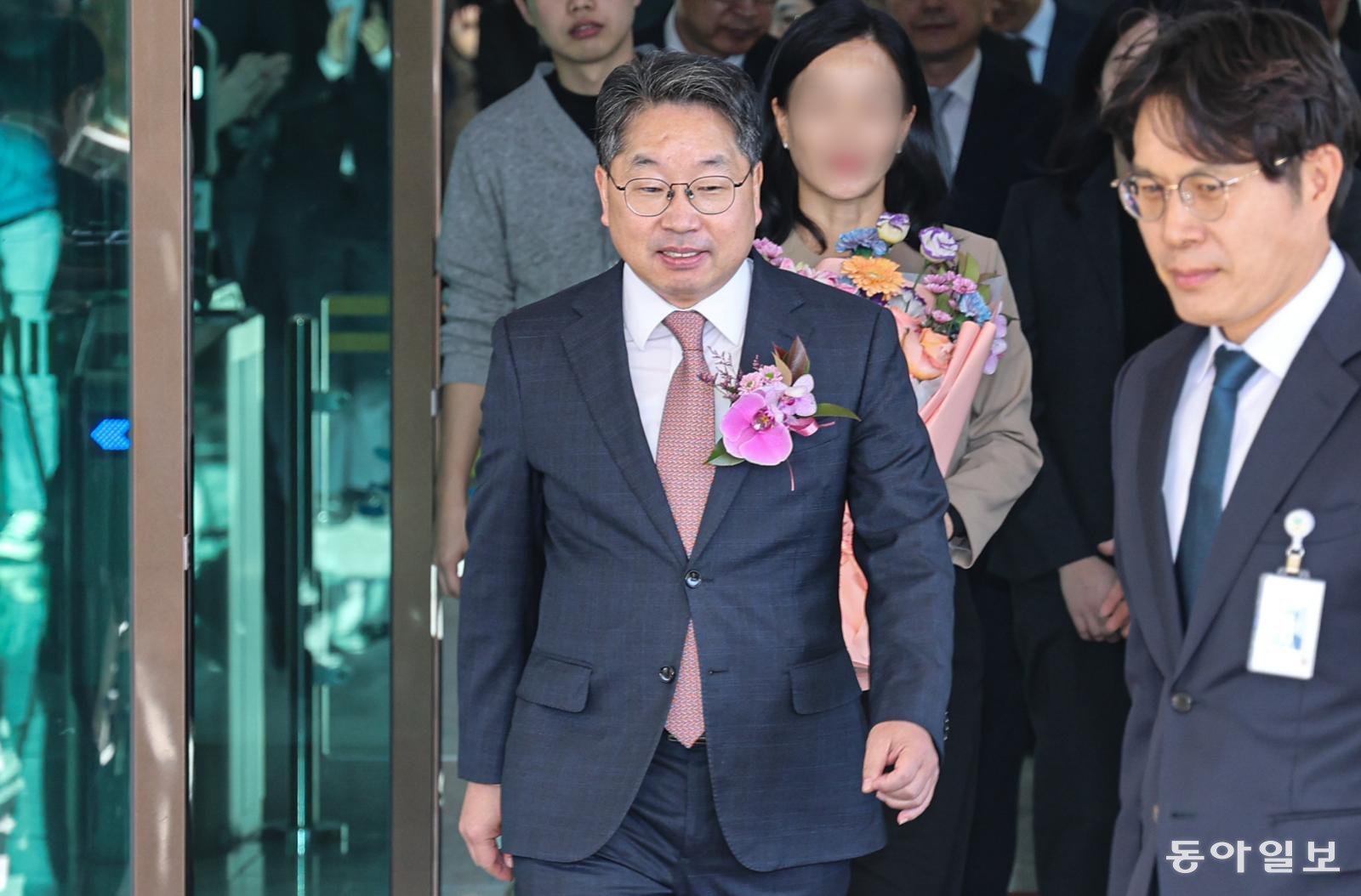 노만석 검찰총장 직무대행이 14일 오전 11시쯤 서울 서초구 대검찰청에서 열린 비공개 퇴임식을 마친 뒤 청사를 나서고 있다. 이한결 기자 always@donga.com