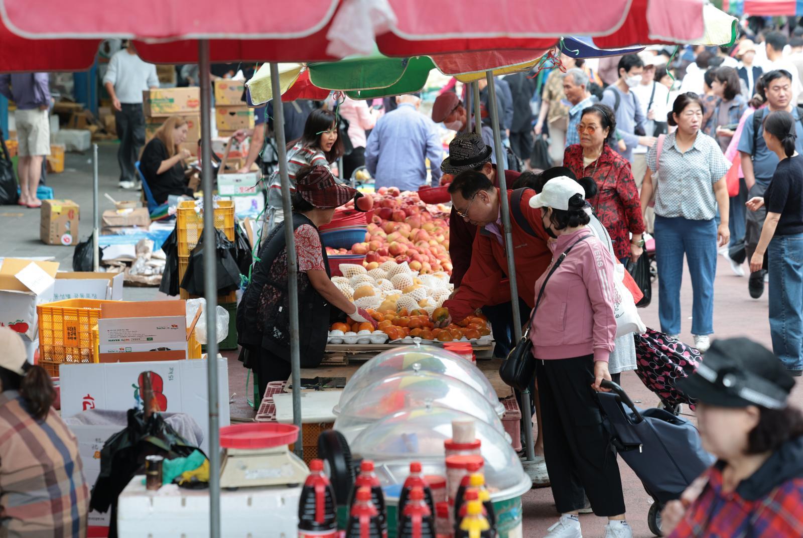 지난 추석을 앞둔 서울 동대문구 청량리 청과물시장  모습.  보행자들로 대단히 혼잡한 모습이다. 2025.10.3/뉴스1