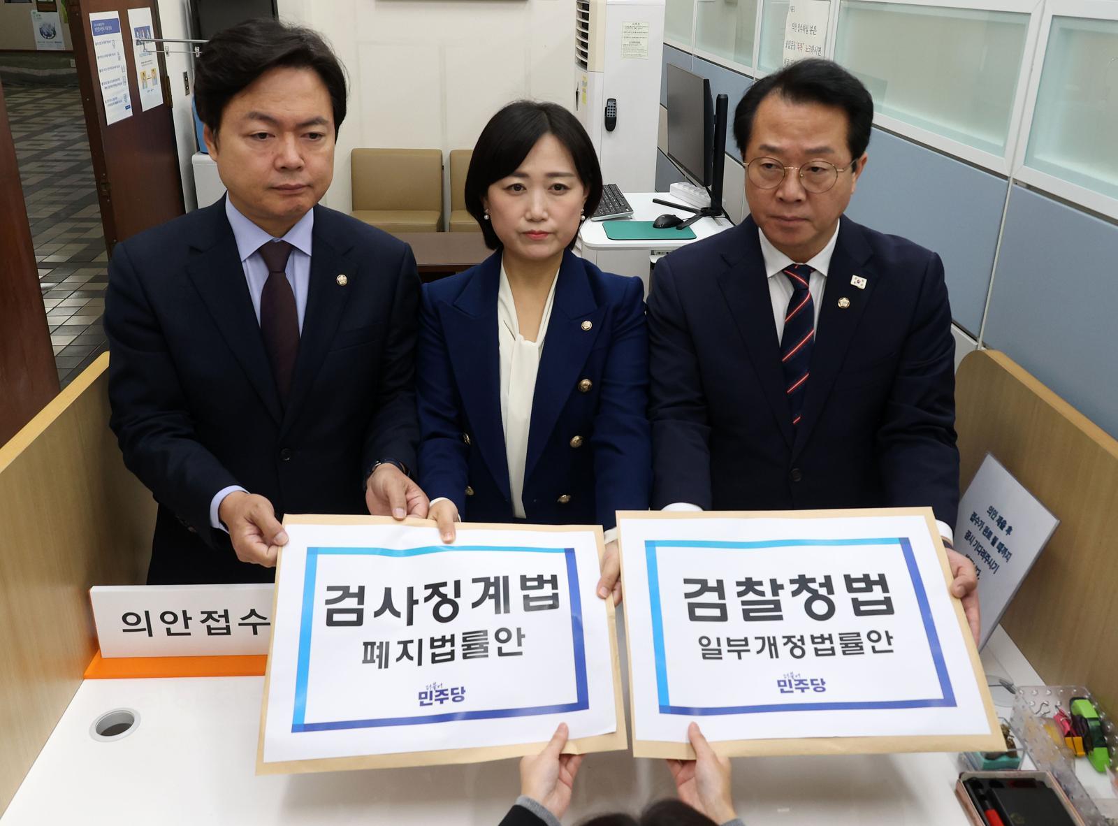 김현정, 백승아, 문금주 더불어민주당 의원(왼쪽부터)이 14일 서울 여의도 국회 의안과에 검찰청법•검사징계법개정안을 제출하고 있다. (공동취재) 2025.11.14/뉴스1