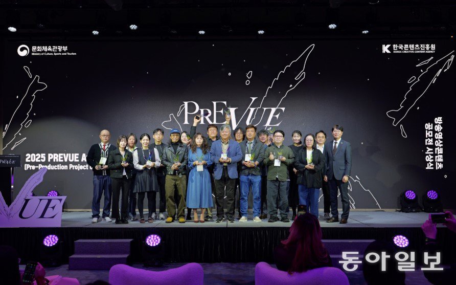 15개의 수상사들이 기념 사진을 촬영하고 있다. 한국콘텐츠진흥원 제공