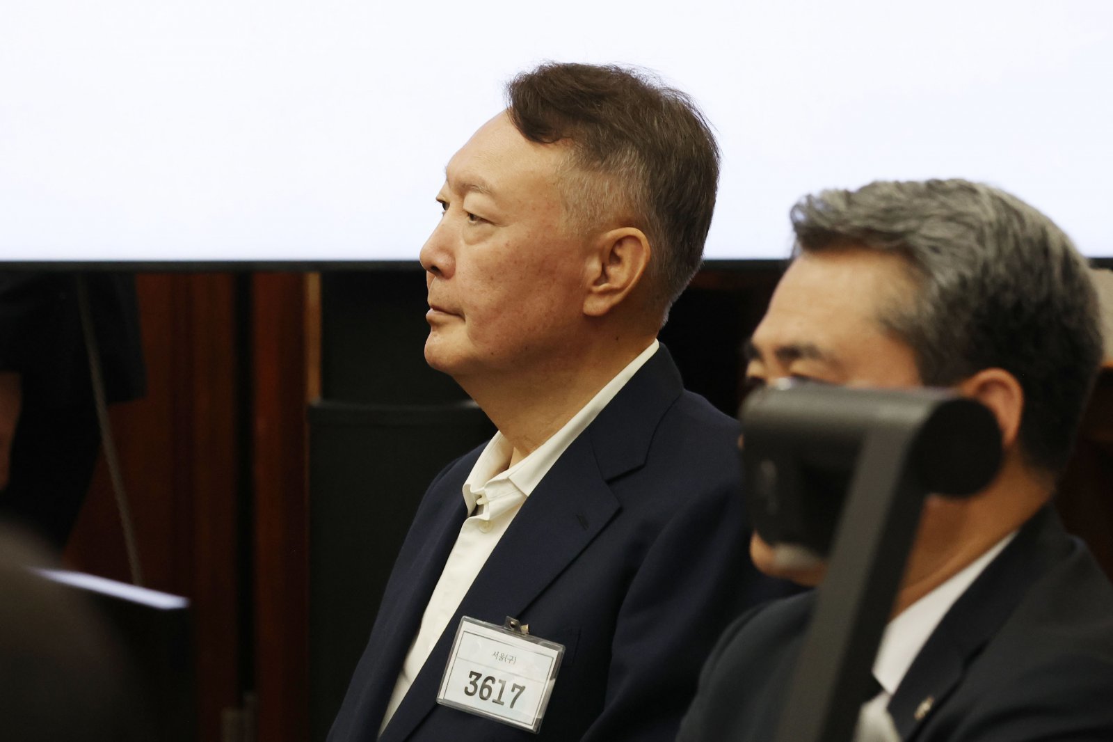 윤석열 전 대통령이 26일 서울 서초구 서울중앙지법에서 열린 특수공무집행방해, 직권남용 권리행사방해 등 혐의 사건 첫 공판에 출석해 있다. 2025.09.26 뉴시스