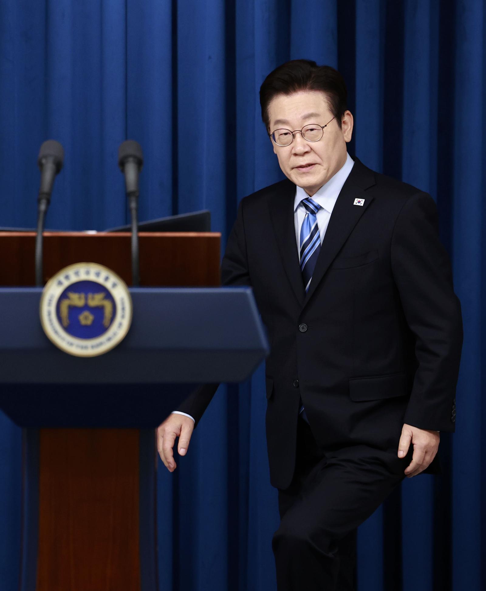 이재명 대통령이 14일 서울 용산 대통령실에서 한·미 간 관세·안보 합의를 문서화하는 ‘조인트 팩트시트(JFS·합동설명자료)’ 관련 발표를 하기 위해 연단으로 향하고 있다. 2025.11.14 뉴시스