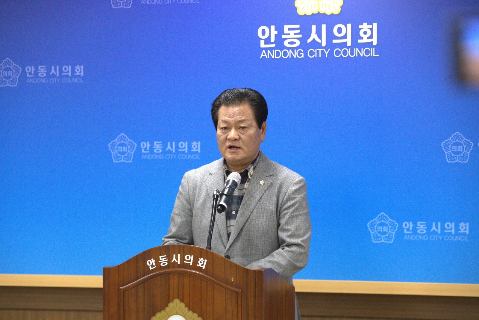 성추행 의혹으로 제명 처분을 받은 손광영 안동시의원이 14일 시의회에서 기자회견을 열어 입장을 밝히고 있다.2025.11.14/뉴스1