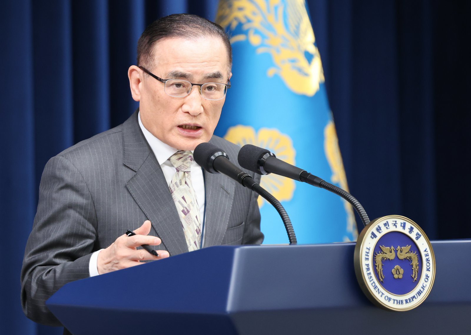 위성락 국가안보실장이 14일 서울 용산 대통령실 청사 브리핑룸에서 한·미 팩트시트 타결 결과 관련 취재진의 질의에 답하고 있다. 2025.11.14/뉴스1