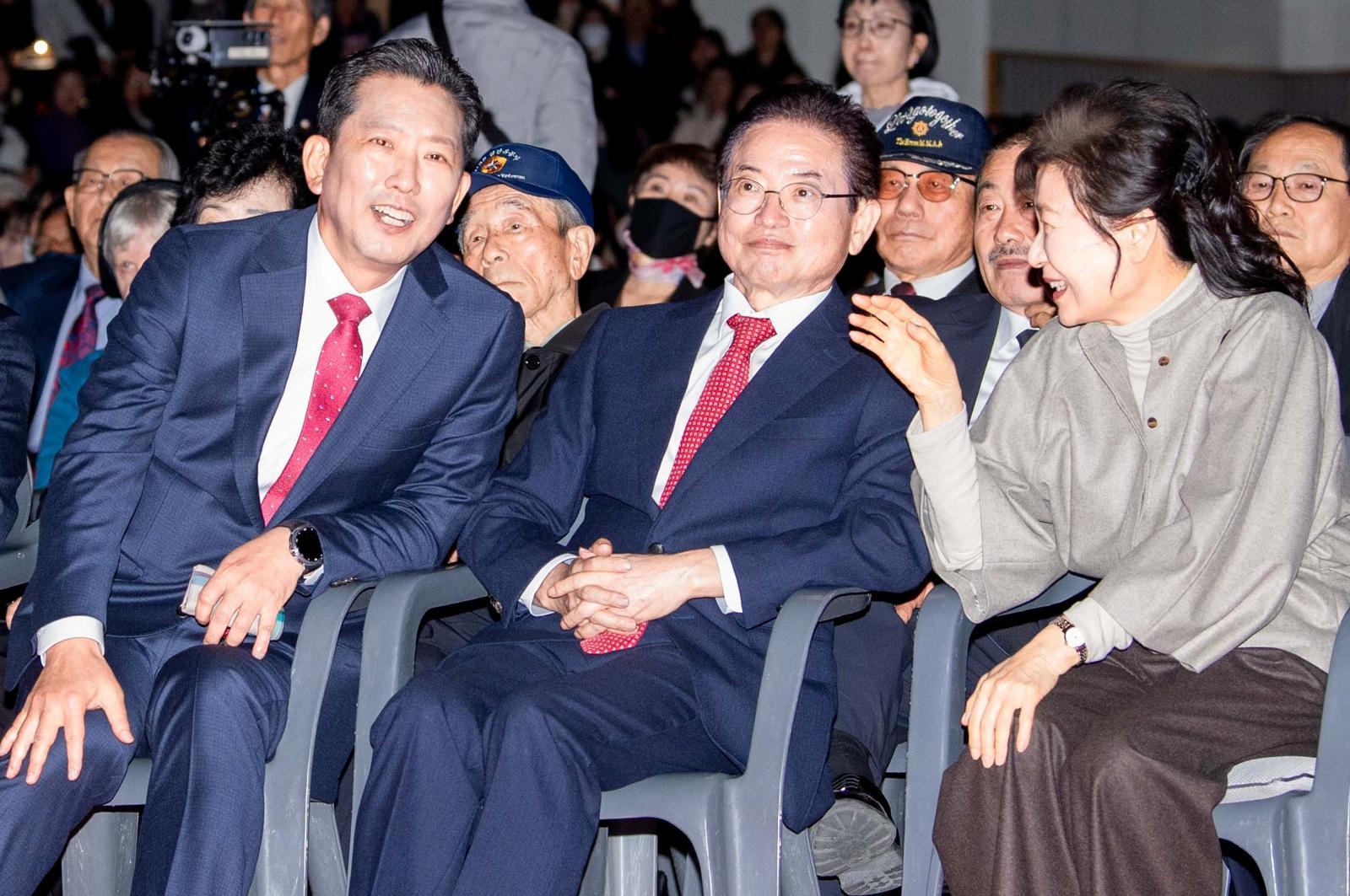 박근혜 전 대통령이 14일 경북 구미시 구미복합문화스포츠센터에서 열린 박정희 108돌 문화행사에서 이철우 경북지사, 김장호 구미시장과 웃으면서 얘기를 나누고 있다. 2025.11.14/구미시 제공