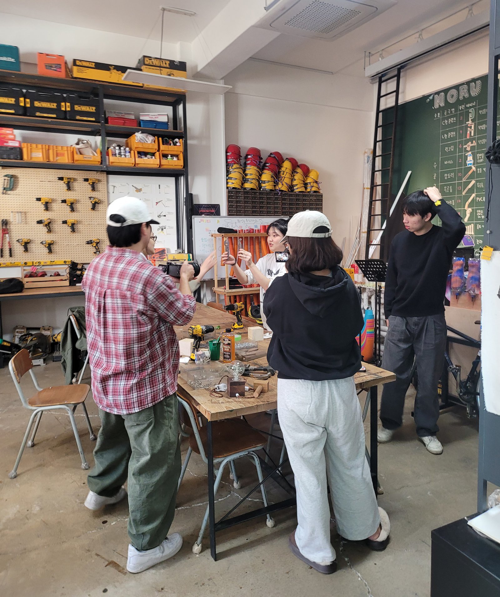 대구 프로토타운을 찾은 인근 지역 대학생들이 공구를 활용해 영상 콘텐츠를 만들고 있다. 대구=박태근 기자 ptk@donga.com