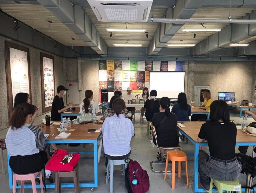 프로토타운 본부에 청년들이 모여 아이디어를 공유하고 있다. 프로토타운 제공.