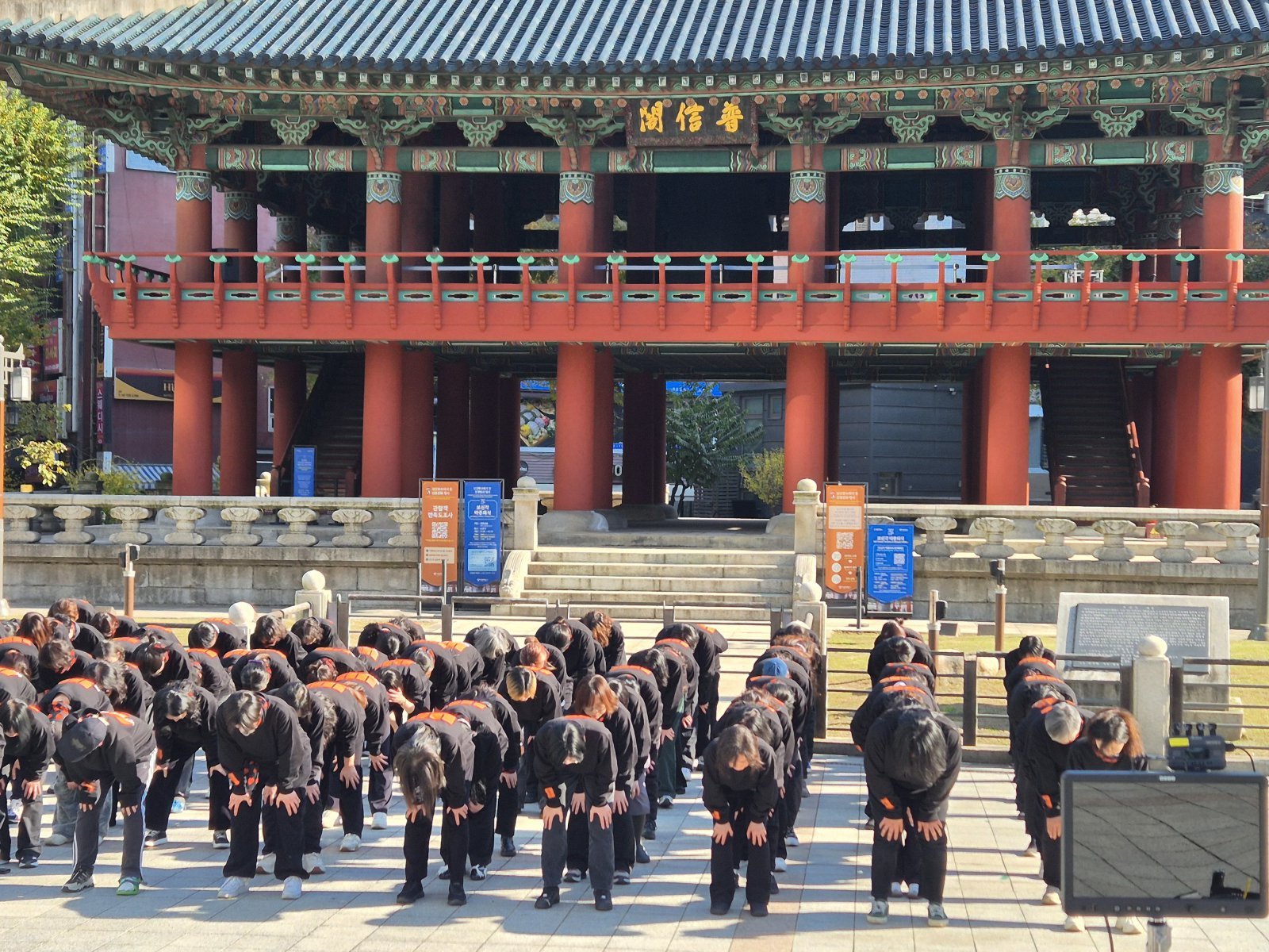 14일 서울 종로구 보신각 앞에서 한국여성의전화가 연 여성살해 규탄 퍼포먼스 ‘114번의 신고 114번의 실패’. 2025.11.14/뉴스1
