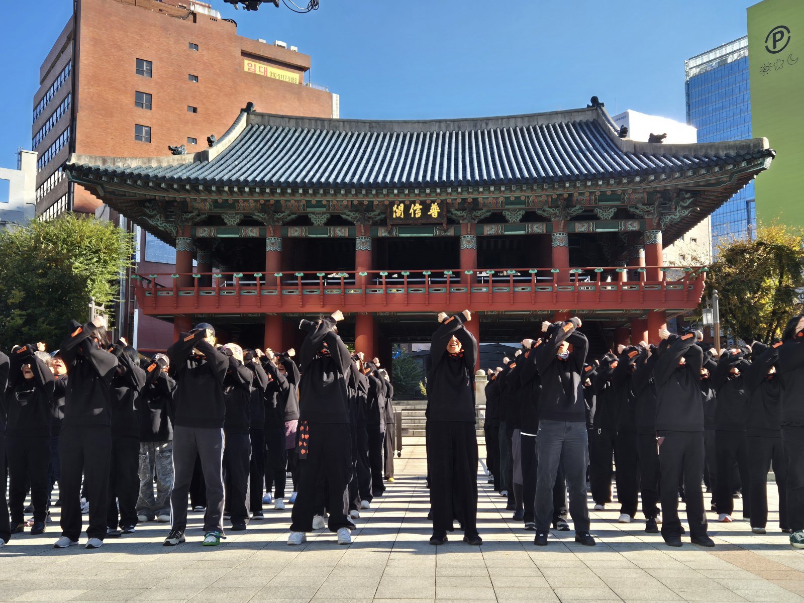 14일 서울 종로구 보신각 앞에서 한국여성의전화가 연 여성살해 규탄 퍼포먼스 ‘114번의 신고 114번의 실패’. 2025.11.14/뉴스1